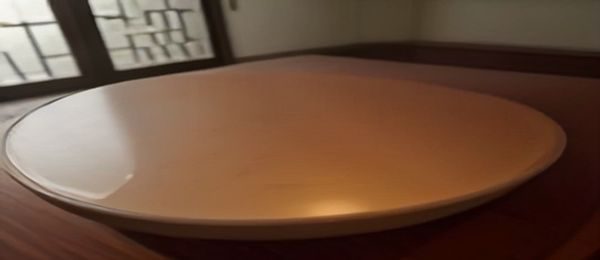 欧冠决赛现场宏大场面，曼城与皇马球员在绿茵场上激烈对抗，全场灯光璀璨观众山呼海啸